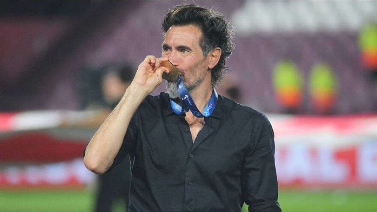 Eduardo Domínguez le metió presión a la dirigencia de Estudiantes por su renovación