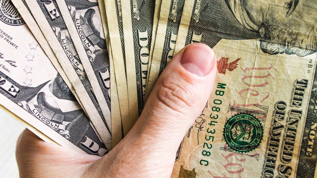 El dólar vuelve a bajar, en un cierre de semana marcado por el regreso de la Argentina al mercado de deuda