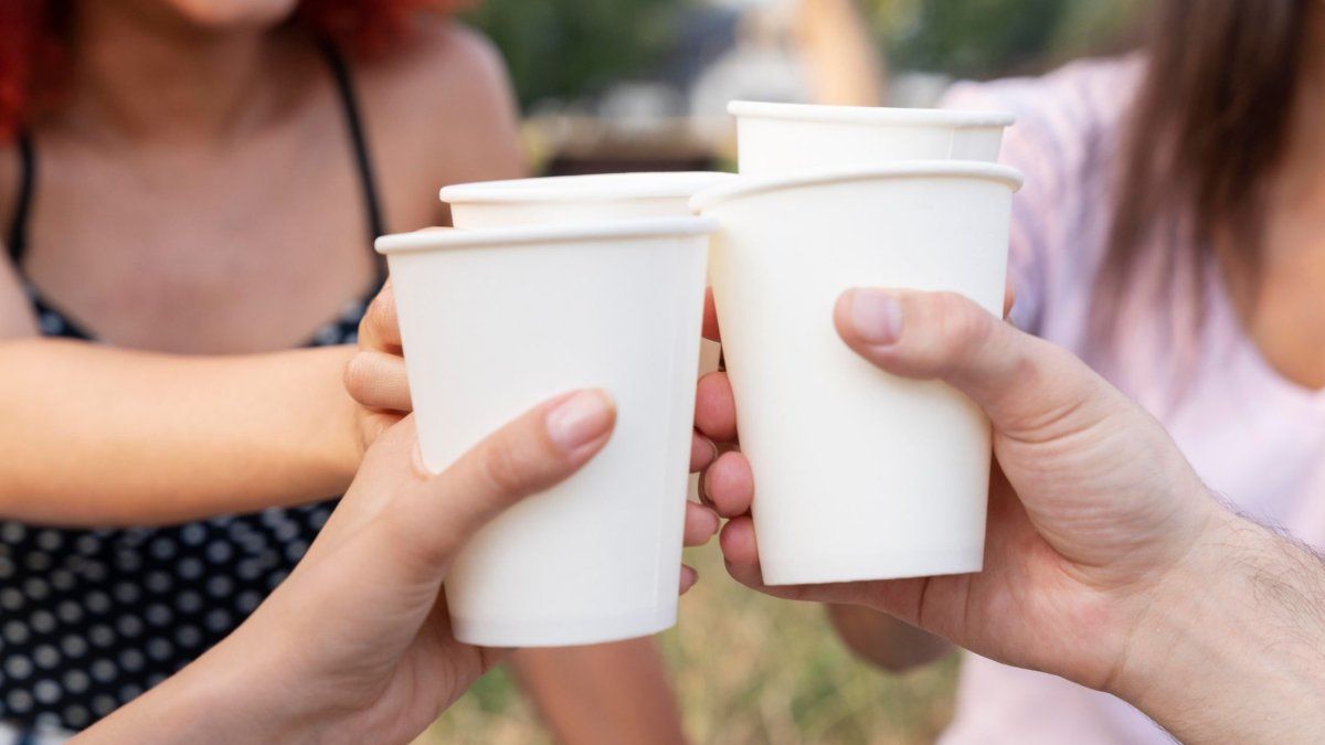 El heredero multimillonario que nació en una cuna de oro gracias a un simple vaso de plástico