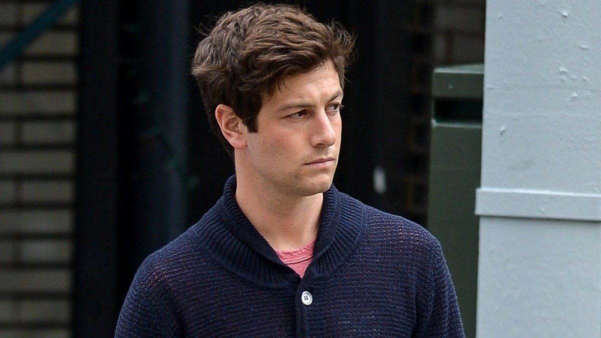 Nació en una familia extremadamente adinerada y potenció su fortuna de miles de millones en la inversión