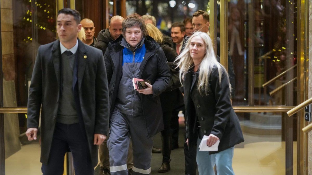 Javier Milei llegó a Oslo para la ceremonia de los Premios Nobel vestido con el overol de YPF