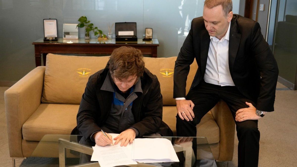 Javier Milei firmó el proyecto de reforma laboral que enviará al Congreso