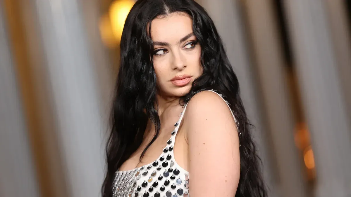 Tras el éxito de BRAT ¿De cuánto es la fortuna de Charli XCX, la cantante que revolucionó al mundo con un simple concepto?