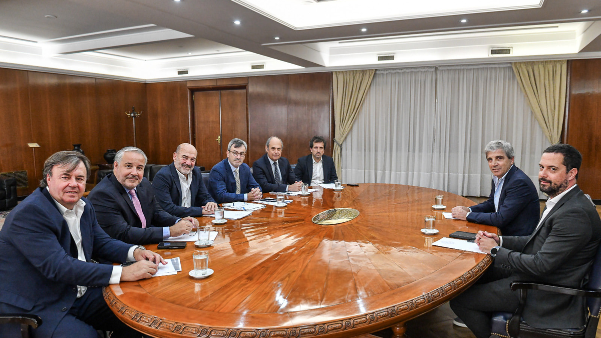 Luis Caputo se reunió con la UIA en busca de apoyo para la reforma laboral