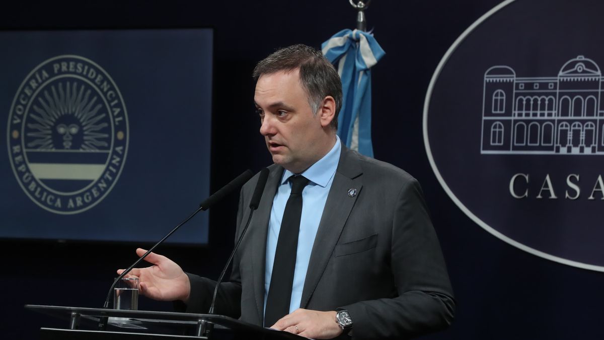 Manuel Adorni desplazó a José Rolandi y nombró a Aimé Vázquez como su mano derecha en la Jefatura