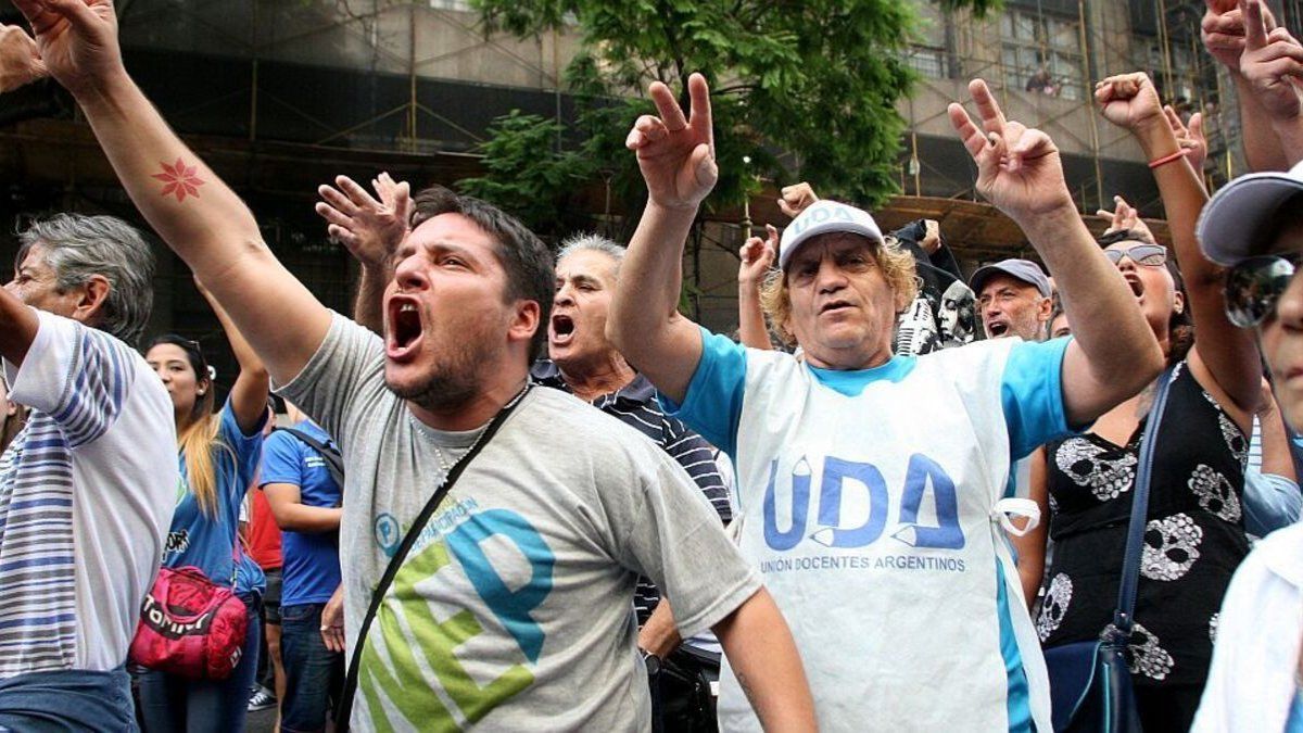 demostración de fuerza del sindicalismo en las calles contra la reforma laboral de Javier Milei