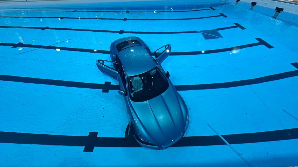 una mujer perdió el control de su auto y terminó con su hija en el fondo de una pileta