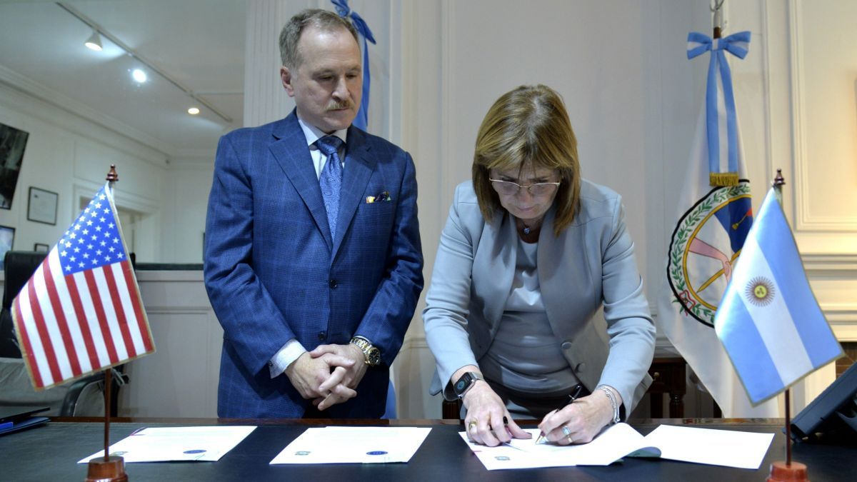 En sus últimas horas en Seguridad, Patricia Bullrich firmó acuerdo con EEUU para investigar a organizaciones criminales