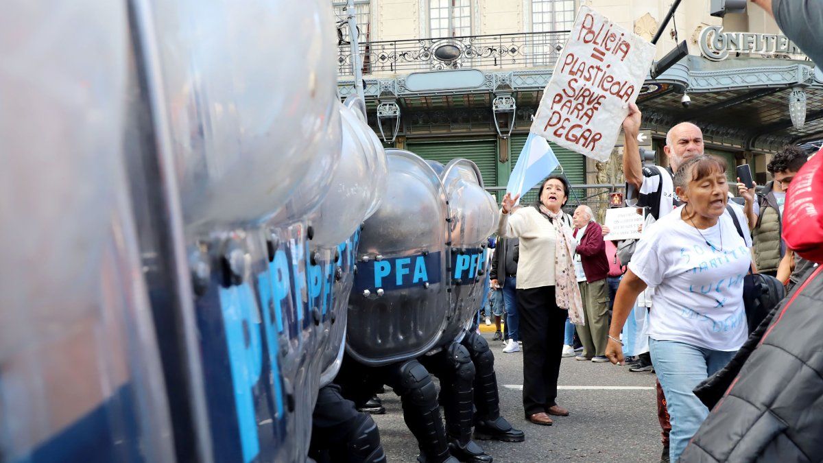 procesan a un policía por la agresión a una jubilada en la marcha frente al Congreso