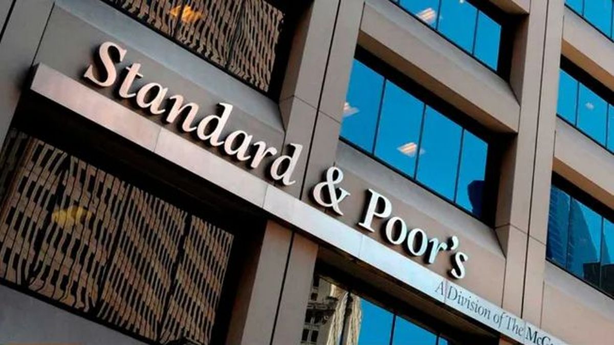 S&P elevó la calificación de la deuda argentina, aunque la nota es la misma que en 2023
