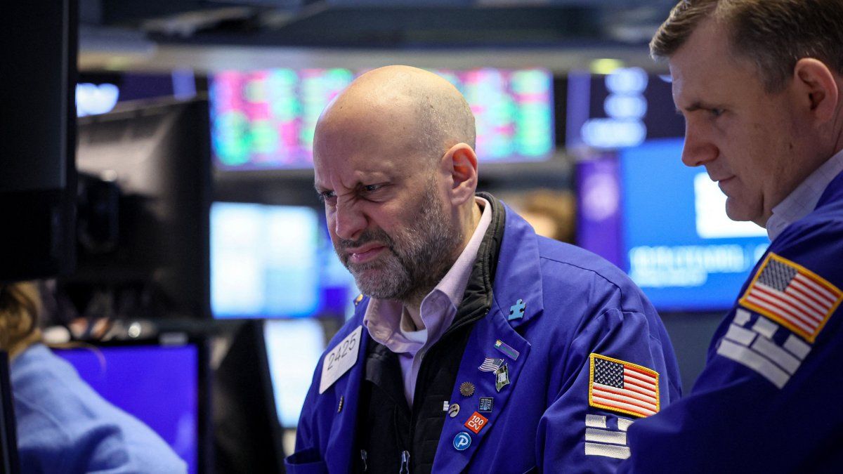 Wall Street cerró mixta tras datos de empleo que inquietaron a los inversores por la fortaleza económica