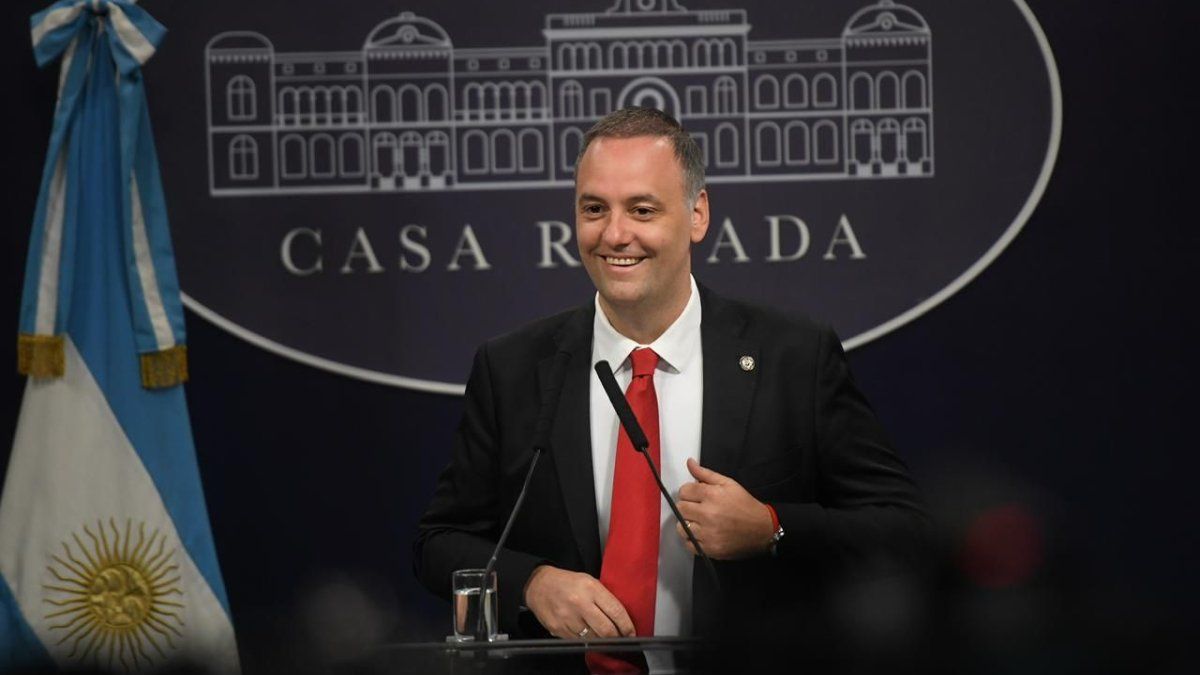 Manuel Adorni fue designado dentro del Directorio de YPF