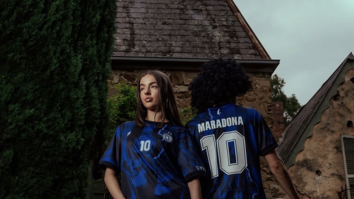 Marca de indumentaria australiana lanzará la primera colección oficial de Maradona