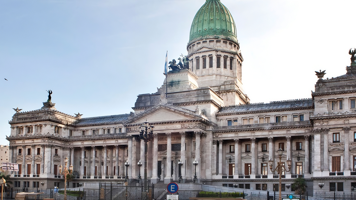 el Senado busca aprobar las modificaciones en Diputados en medio de movilizaciones en las calles