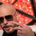 miles de personas usando calvas postizas