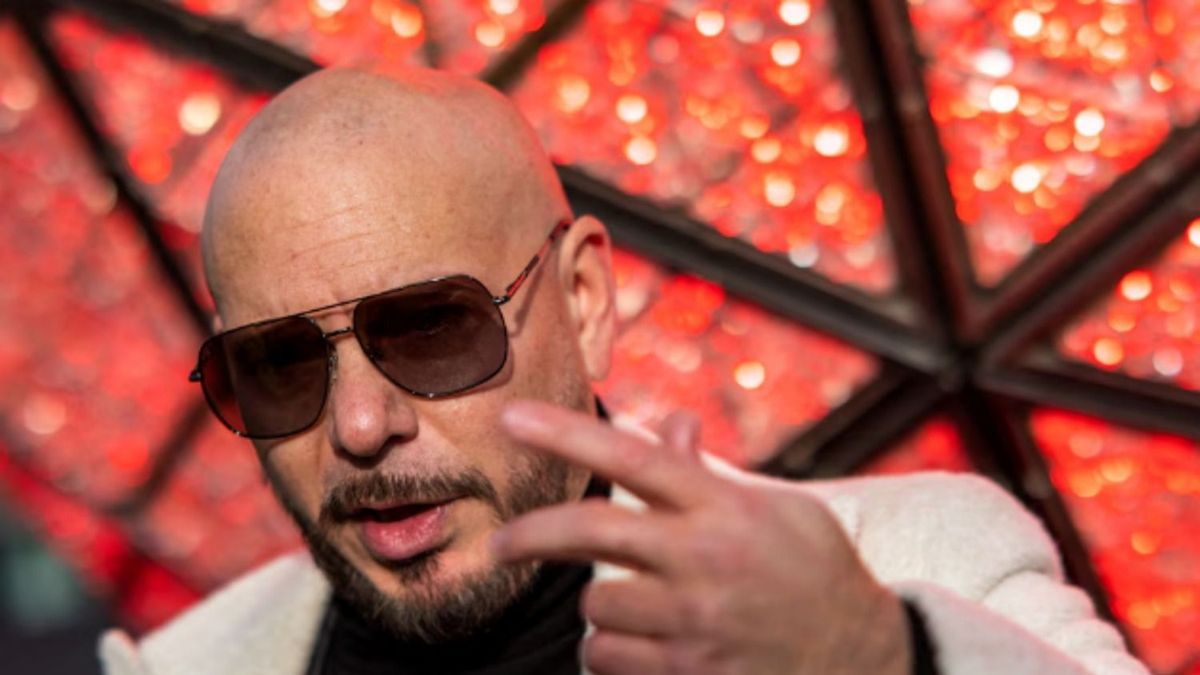 miles de personas usando calvas postizas