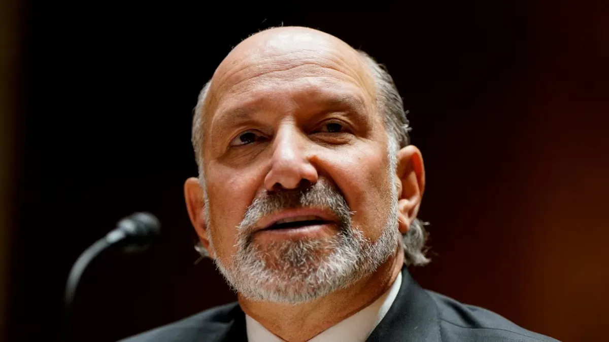 el secretario de Comercio de Donald Trump admitió que visitó la isla privada del magnate