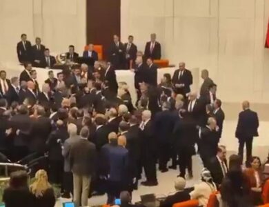 golpes de puño, empujones y gritos en la asunción del nuevo ministro de Justicia