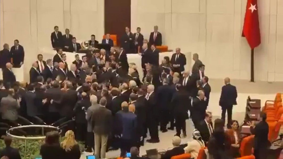 golpes de puño, empujones y gritos en la asunción del nuevo ministro de Justicia