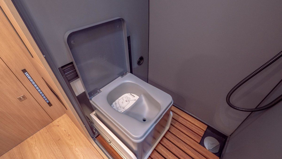 El inodoro portátil que transforma la orina en vapor y es ideal para los viajes largos