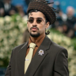 De cuánto es la fortuna de Bad Bunny, el latino que hará historia en el Superbowl