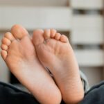 Por qué recomiendan lavarse los pies dentro de la rutina de cuidado de la piel y cuáles son los dos ingredientes recomendados