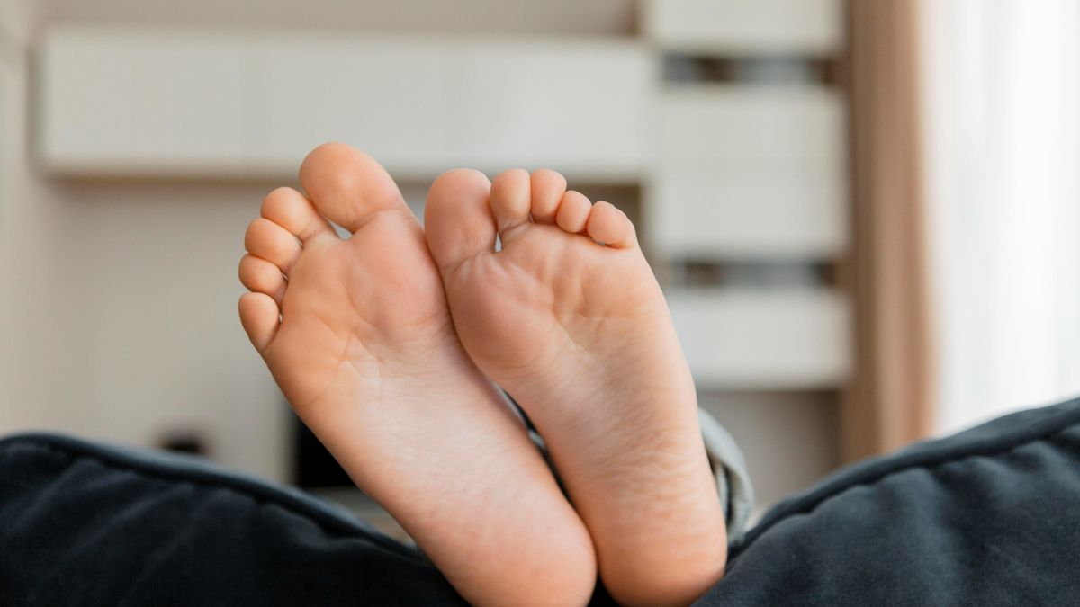 Por qué recomiendan lavarse los pies dentro de la rutina de cuidado de la piel y cuáles son los dos ingredientes recomendados