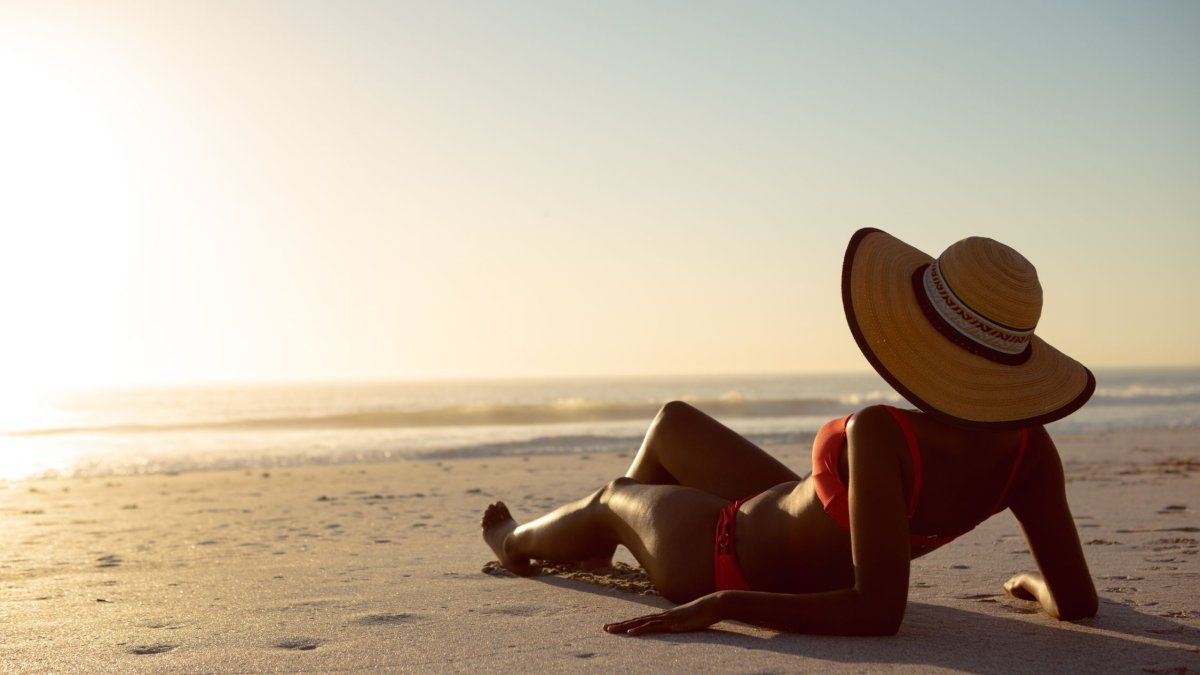 Por qué aparecen manchas en la piel tras el sol y para qué sirve usar vitamina C