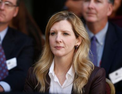 La jefa legal de Goldman Sachs renunció tras los documentos que exponen su relación con Jeffrey Epstein