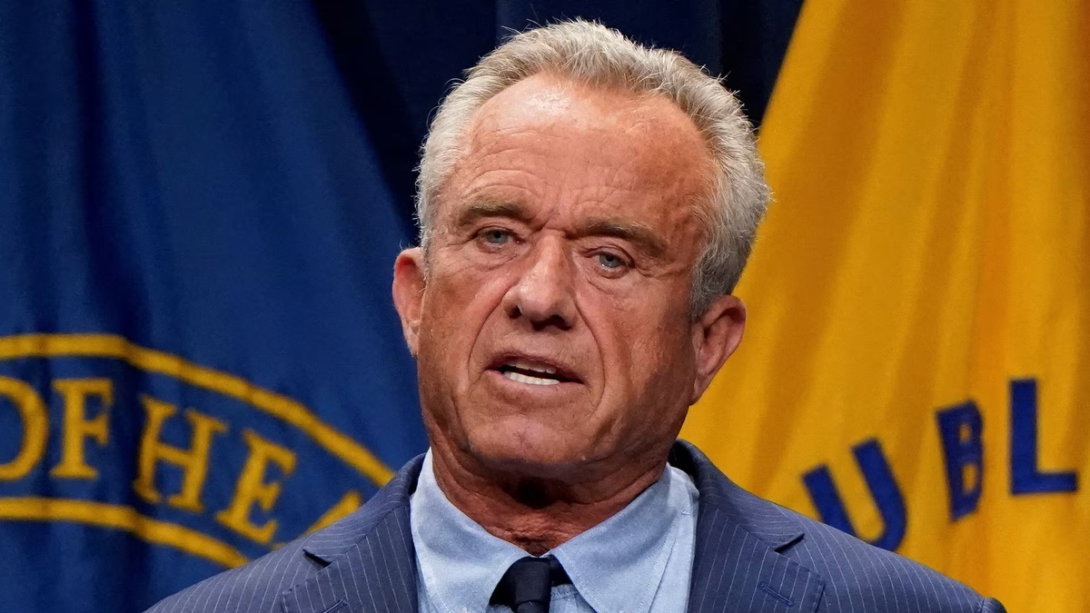 El secretario de Salud de EEUU reveló que aspiraba cocaína sobre la tapa de un inodoro