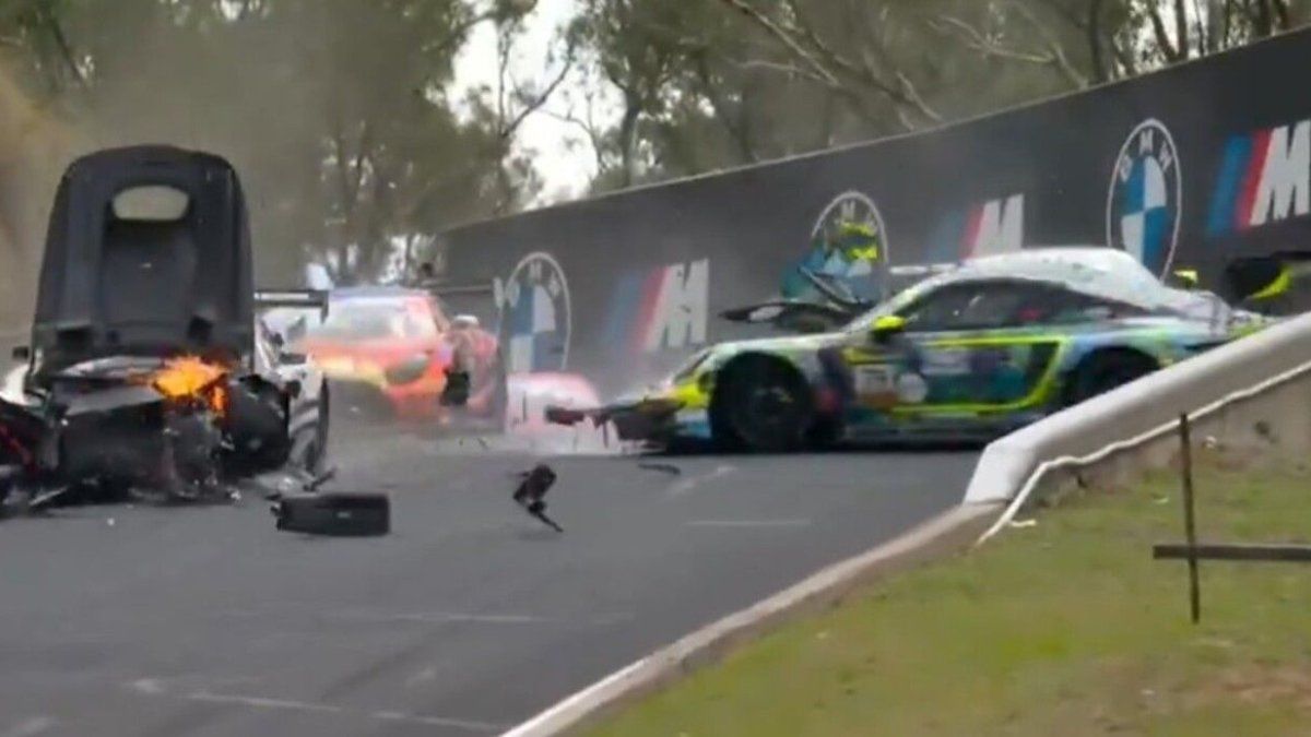 un canguro atropellado y un violento choque paralizaron la carrera