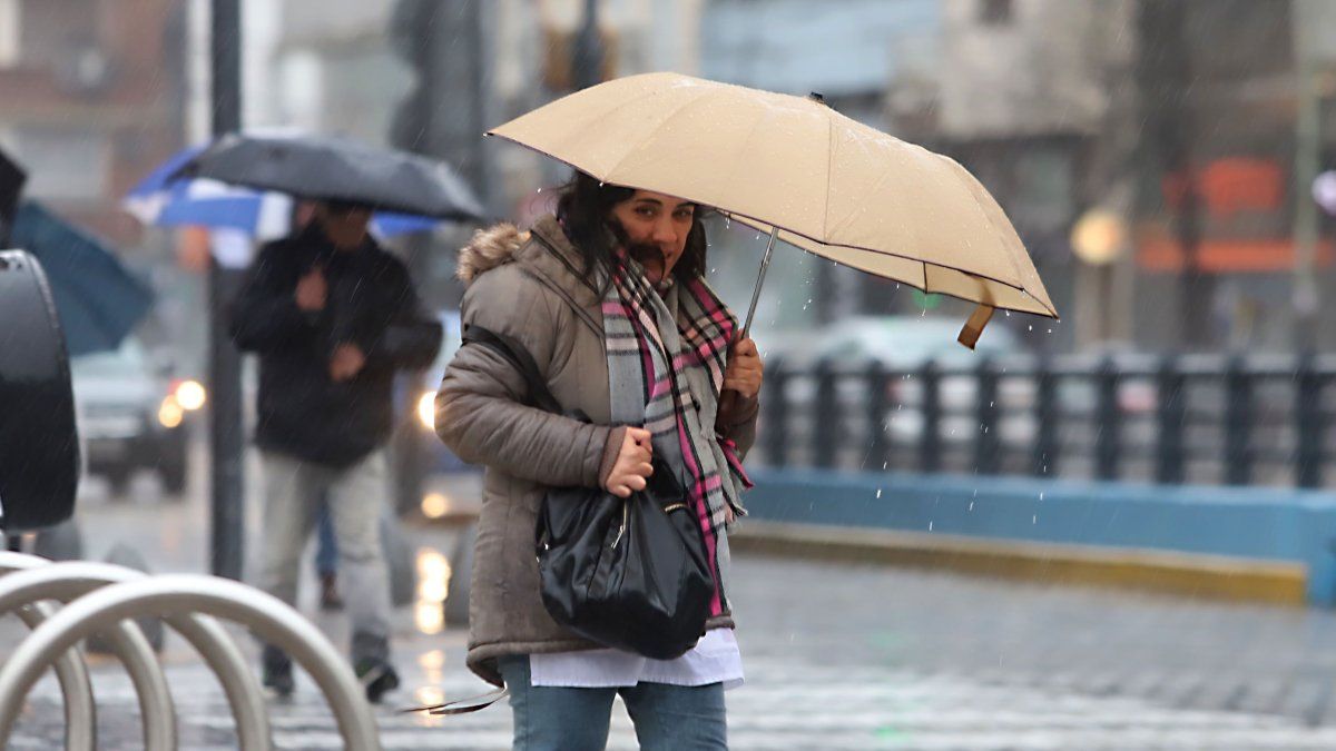 el paraguas manos libres que sorprendió a millones en todo el mundo