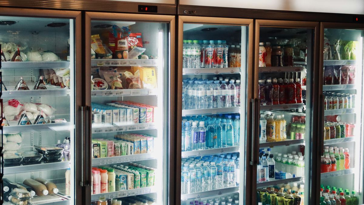 se hundió 6,3% mensual en febrero, con una fuerte retracción en supermercados