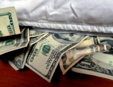 Cuántos dólares tienen los argentinos debajo del colchón, según los últimos datos del INDEC