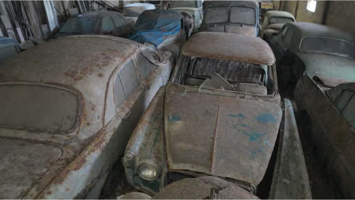 encontraron una impactante colección de autos clásicos abandonados