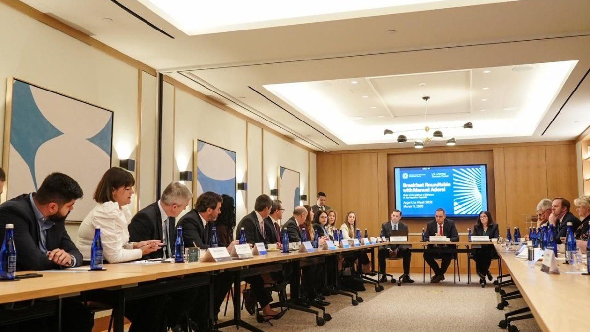 El Gobierno blinda a Manuel Adorni y lo muestra activo en su agenda en Nueva York