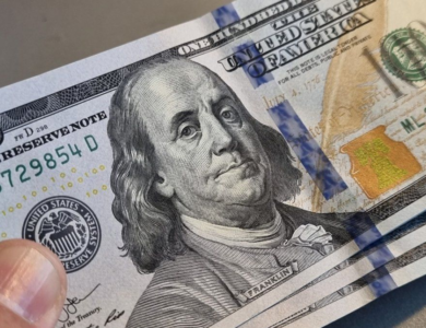 El dólar volvió a caer y perforó los $1.400 por primera vez en siete ruedas