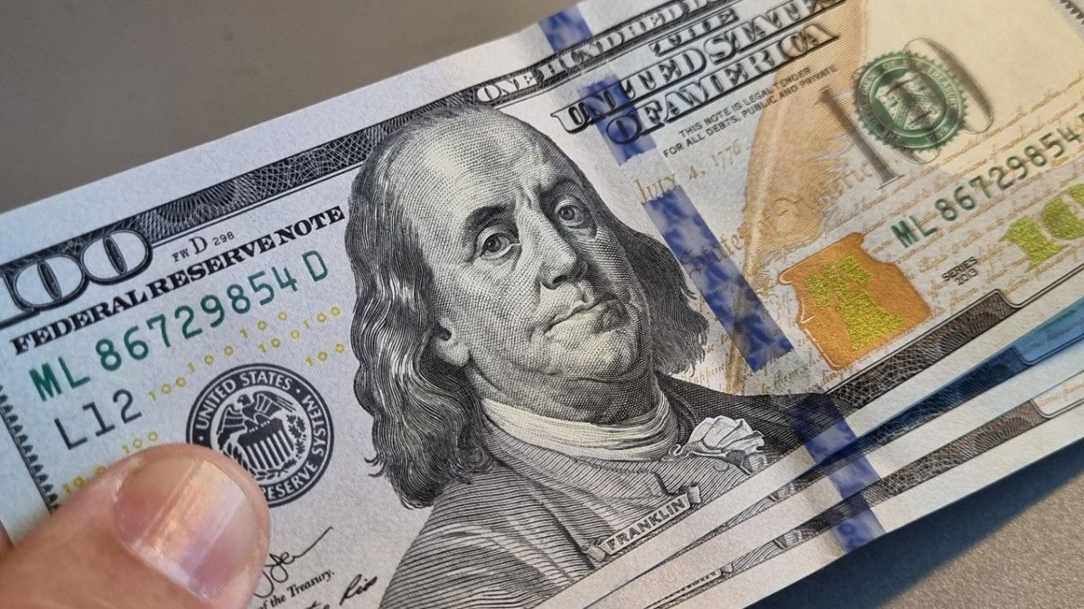 El dólar volvió a caer y perforó los $1.400 por primera vez en siete ruedas