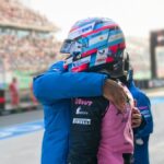 El momento del abrazo entre Franco Colapinto y Flavio Briatore tras la clasificación del Gran Premio de China