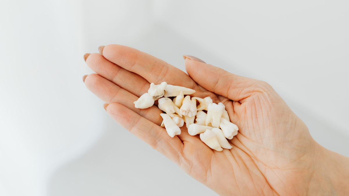 Qué significa soñar que se te caen los dientes, según la psicología