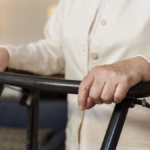 Un empresario y un dirigente social se unieron para lanzar una plataforma de cuidado de adultos mayores