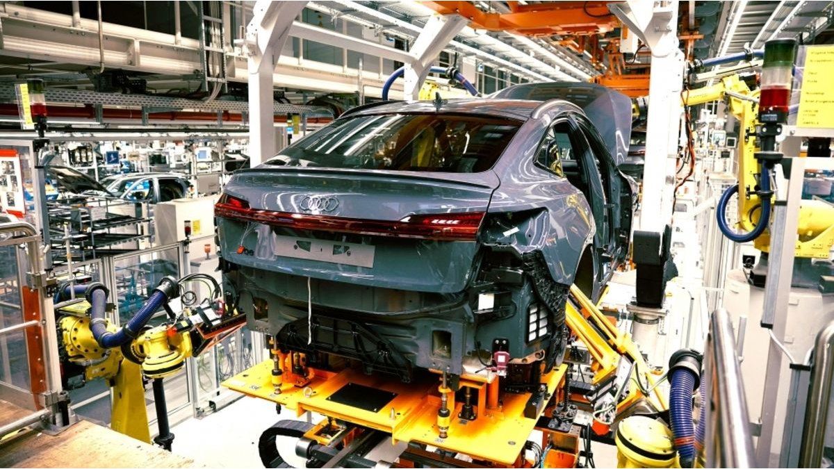 Gigante automotriz analiza fabricar autos en EEUU para reducir costos y evitar aranceles