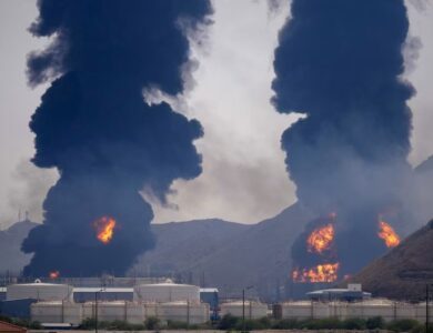 Irán respondió a los bombardeos sobre la isla Kharg y atacó la embajada de EEUU en Irak