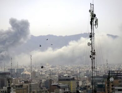 Israel e Irán continúan con bombardeos mientras el petróleo sigue bajo presión pese a la liberación de producción rusa