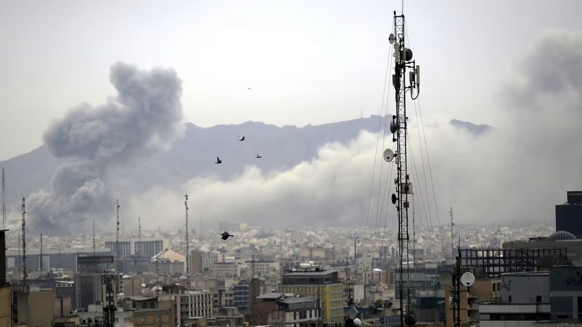 Israel e Irán continúan con bombardeos mientras el petróleo sigue bajo presión pese a la liberación de producción rusa