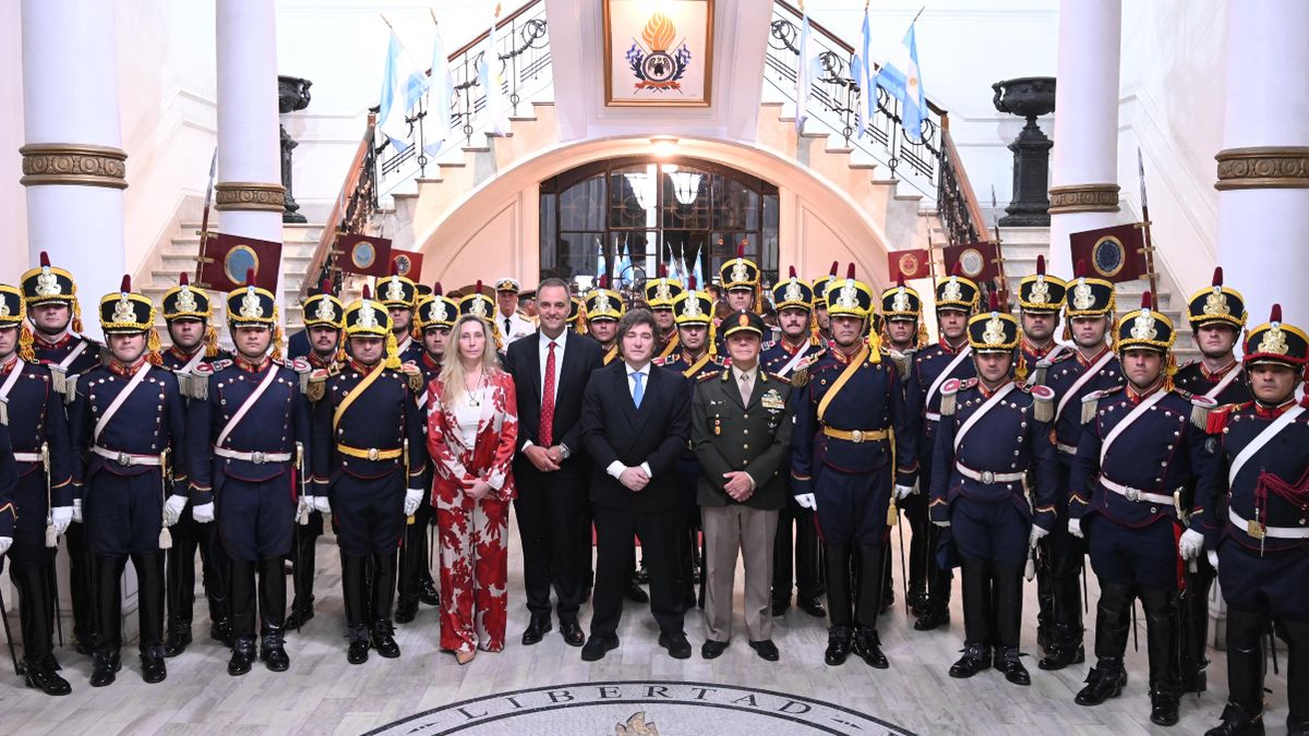 Javier Milei encabezó el acto por el 214° aniversario del Regimiento de Granaderos a Caballo acompañado de Manuel Adorni