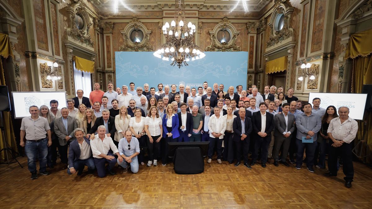 Axel Kicillof prometió a intendentes coparticipar lo que recupere del recorte de fondos nacionales