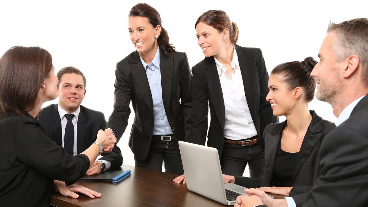 La presencia de mujeres en puestos directivos cayó en 2026 a nivel global