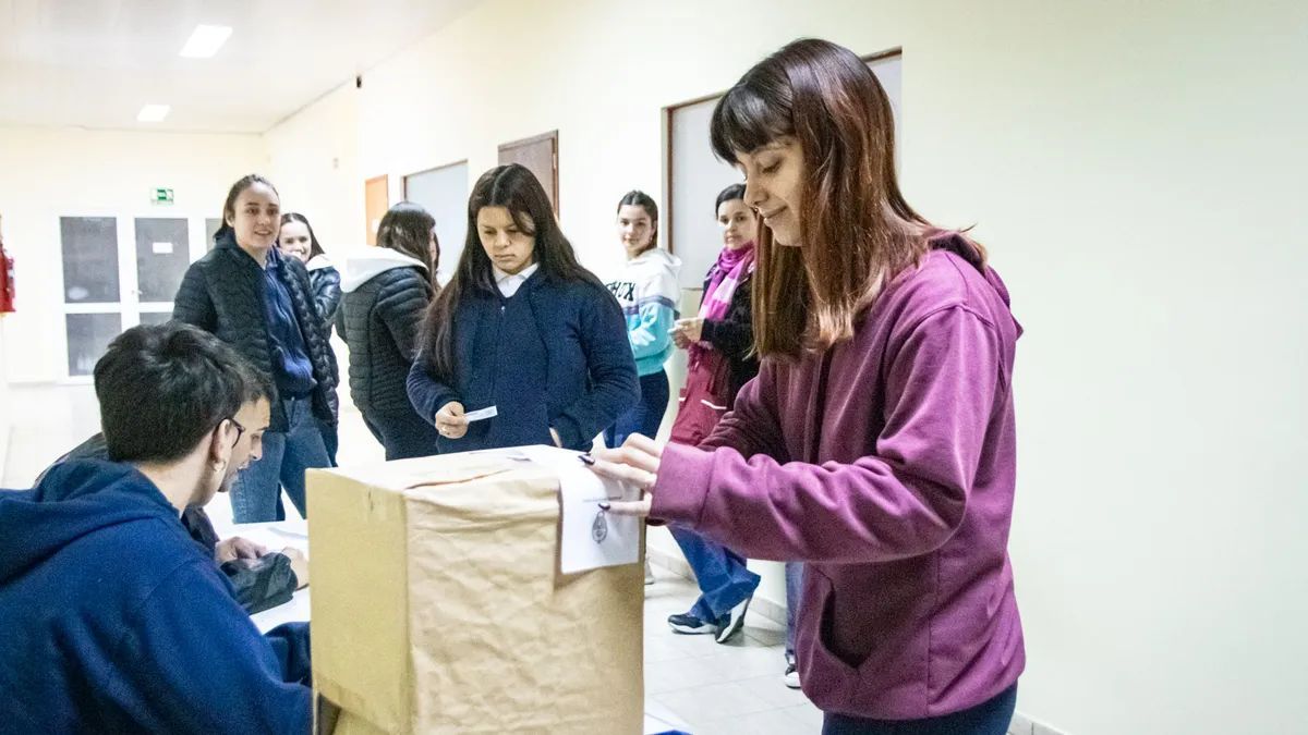 cómo los adolescentes piensan la política de cara a las elecciones 2027