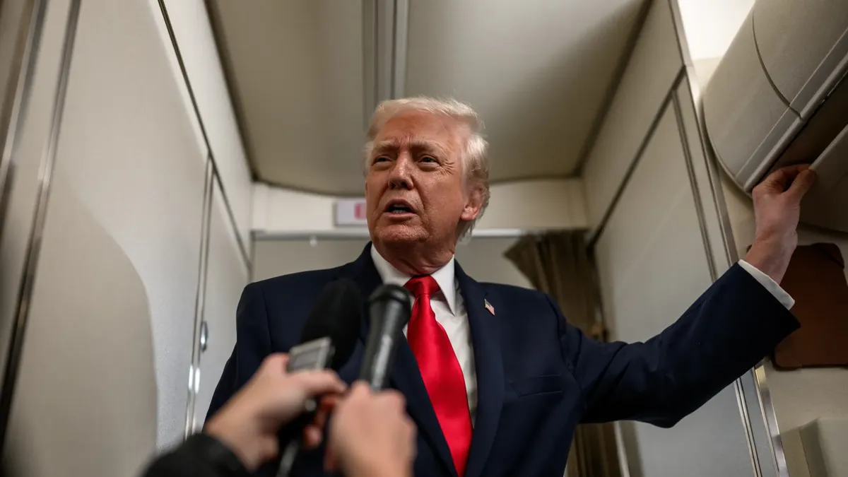 Donald Trump asegura que Irán permitió el paso de diez buques por el estrecho de Ormuz
